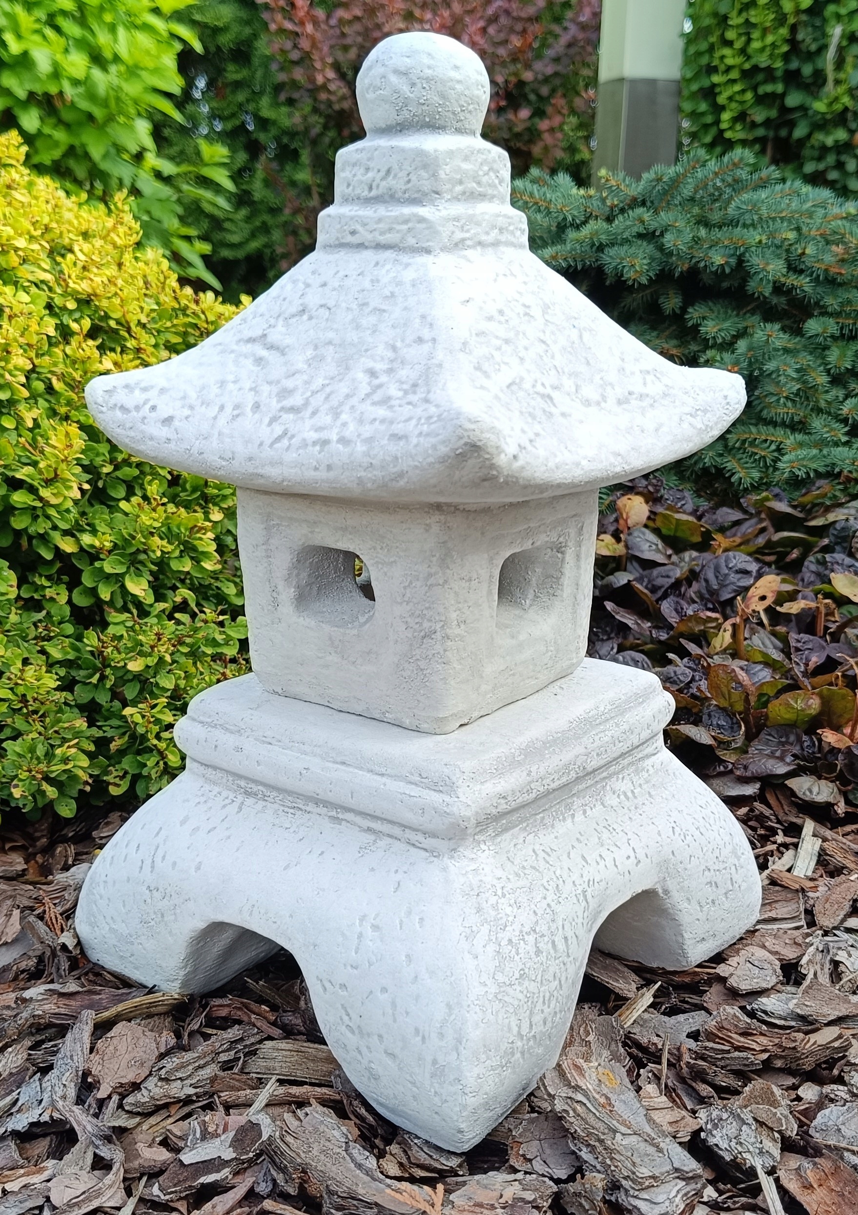 Japonská pagoda/lanterna „Danroz“ vyrobená z betónovej záhradnej ozdoby